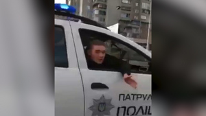 Обидчивые полицейские устроили погоню за курьером на мопеде, который показал им неприличный жест — видео