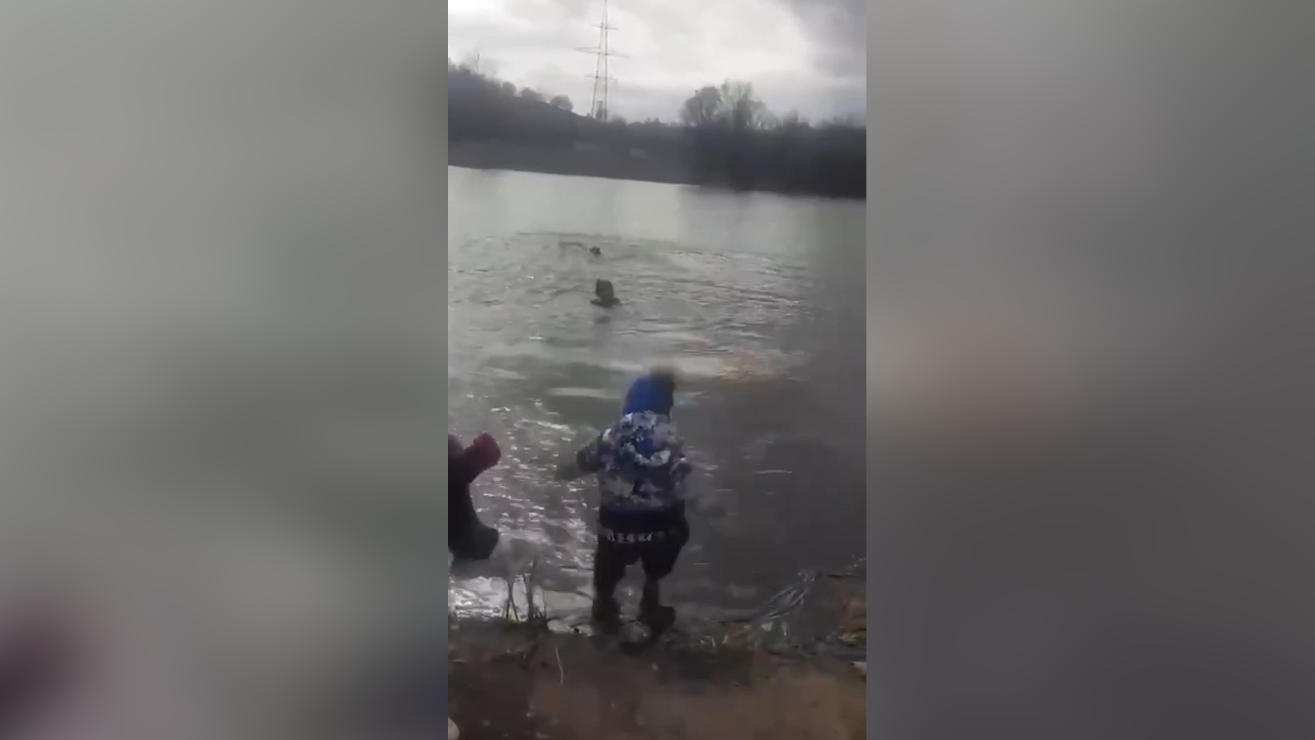 В Белгороде маленький ребёнок прыгнул в холодную реку вслед за пьяной матерью — видео