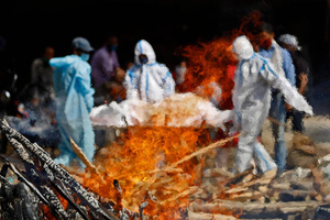 "Происходящее напоминает войну": В Индии вновь рекорд по ковиду, тела умерших сжигают прямо на улицах