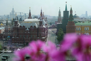 В Кремле не обсуждается возможность сокращения новогодних праздников из-за продления майских