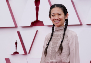 Хлоя Чжао получила "Оскар" как лучший режиссёр за "Землю кочевников"