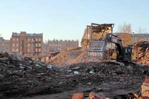 Обанкротившийся при Льве Свердлове завод снесли в 2015 году, чтобы отгрохать на его месте высотку. Фото © kanoner.com