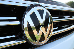 Новая компоновка салона и панорамная крыша: Volkswagen раскрыла детали нового Multivan