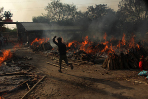 "Запах смерти": По всей Индии горят погребальные костры
