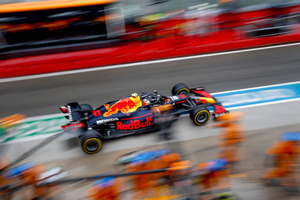 Ещё больше зрелищ: "Формула-1" официально утвердила спринтерские гонки 
