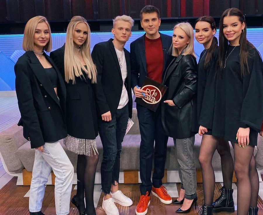 Илья с участницами Popstar House на ток-шоу "Пусть говорят". Фото © Instagram / popstar_house