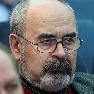 <p>Нельзя сбрасывать со счетов и желание стран Восточной Европы избавиться от залежей советских запасов. Они тоже по дешёвке продают всё направо и налево, так как им необходимо переходить на натовские стандарты и калибры. А здесь двойная выгода — и денег заработали, и площади освободили. Конечно, на вырученные деньги быстро все вопросы не закрыть, но такое сотрудничество для стран, где советской техники много, оказалось полезным</p>