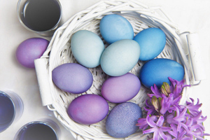 Химик перечислил безопасные и не очень способы покраски яиц на Пасху