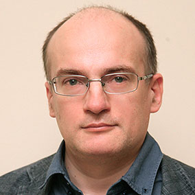 <p>Производить снаряды для артиллерийских систем Украина не могла ещё до войны. Что до запасов, то многие виды артиллерийских боеприпасов, прежде всего ракеты для РСЗО, имеют ограниченные сроки хранения, которые к началу войны во многом истекли. Наиболее востребованные на мировом рынке категории боеприпасов Украина активно распродавала в 90-е и нулевые</p>