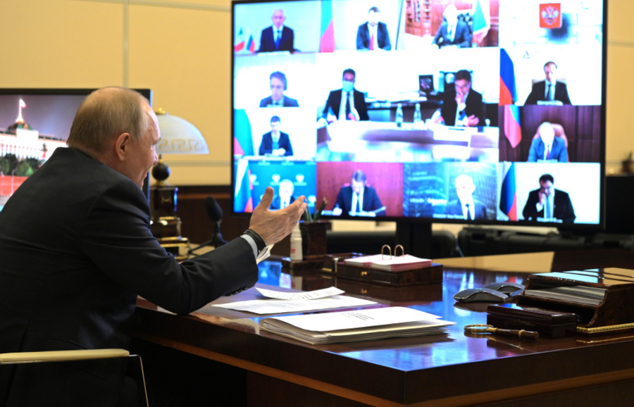 Президент Владимир Путин в ходе встречи с представителями деловых кругов Франции (в режиме видеоконференции). Фото © Kremlin.ru