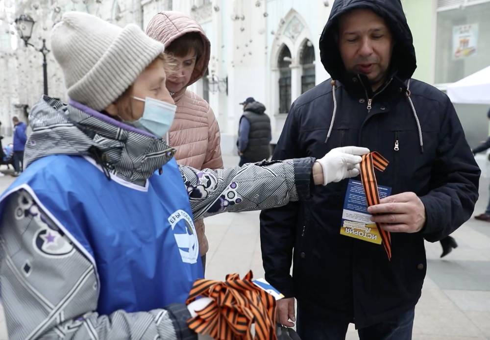 На улицах Москвы волонтёры начали раздавать георгиевские ленточки