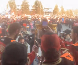 С песнями и аплодисментами: хоккеистов "Авангарда" встретили в Омске как героев