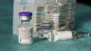 Вакцину от Pfizer и BioNTech заподозрили в провоцировании болезни Альцгеймера