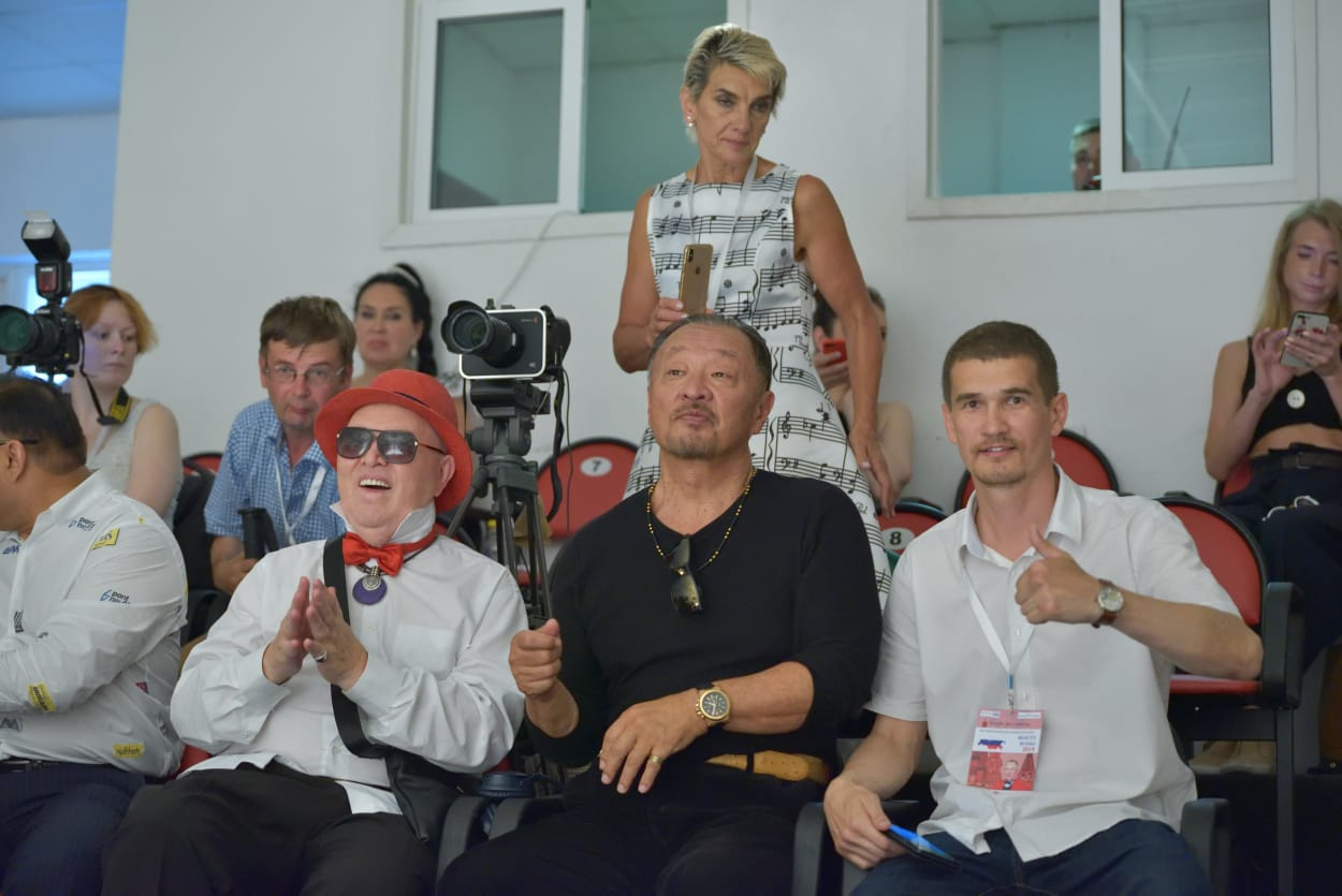 Алмаз Хусаинов (справа) развлекает 70-летнего Кэри Тагаву и 83-летнего Вячеслава Зайцева. Фото © vk.com/Almaz