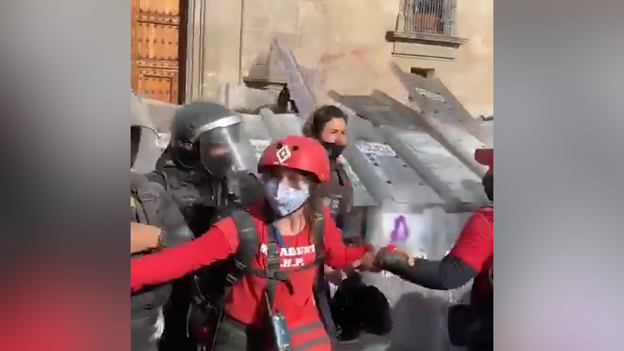В мексике заехал в толпу феминисток. Феминистки против полиции.