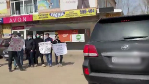 В Саратове неизвестный из машины бросил в группу пикетчиков страйкбольную гранату — видео