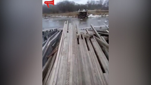 В Приморье мост обрушился из-за затора льда на реке — видео