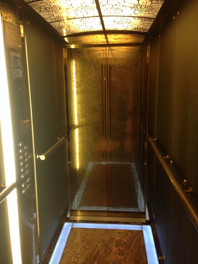 Золотой лифт в ЖК "Гранатный палас". Фото © ЖЖ / Лаборатория девелопмента 