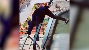 В Твери подросток хотел прокатиться на эскалаторе, но упал на стеллажи магазина