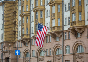 Посольство США в Москве сокращает штат на 75%