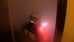 Лайф и пожарные сняли видеоинструкцию, как спастись из огня в квартире