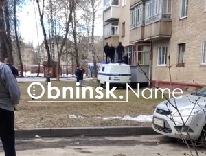 В Обнинске наркоман взял в заложники мать, приставив нож к горлу, и отказался сдаться полиции — видео