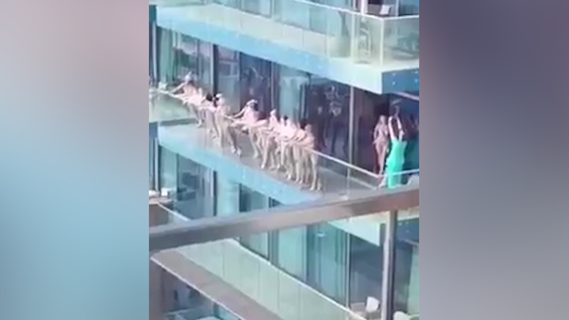 дубай голые девушки на балконе