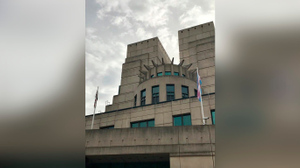 Британская спецслужба MI6 вывесила флаг трансгендеров над своей штаб-квартирой