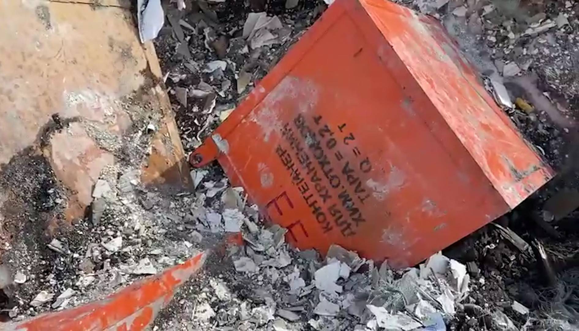 В Красноярске обнаружили нелегальную свалку контейнеров с маркировкой химических отходов — видео