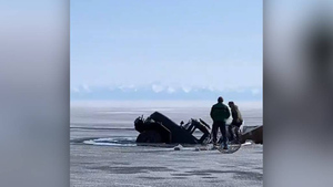 Две фуры с досками провалились под лёд на Байкале — видео