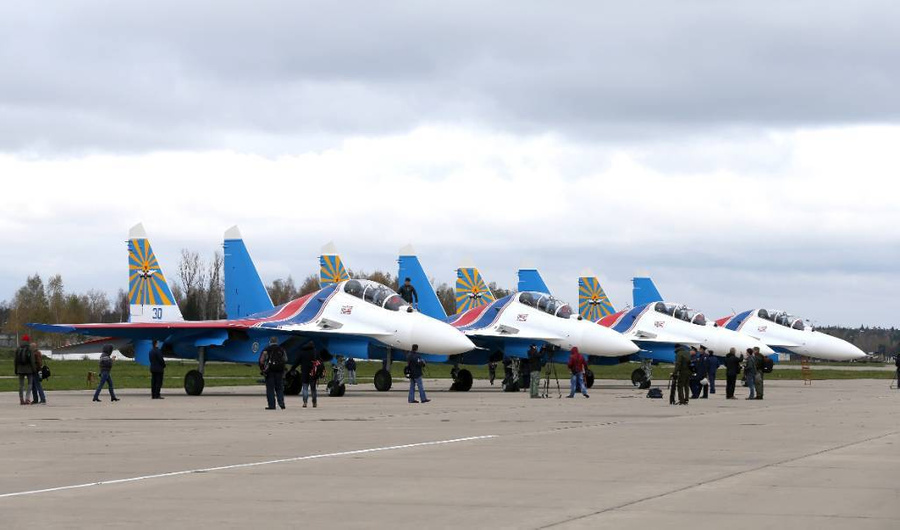 Во время церемонии передачи новых истребителей Су-30СМ "Русским витязям" в Кубинке. Фото © ТАСС / Марина Лысцева