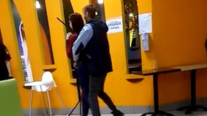 Житель Кемерова разбил бутылку и взял в заложники девушку в торговом центре — видео