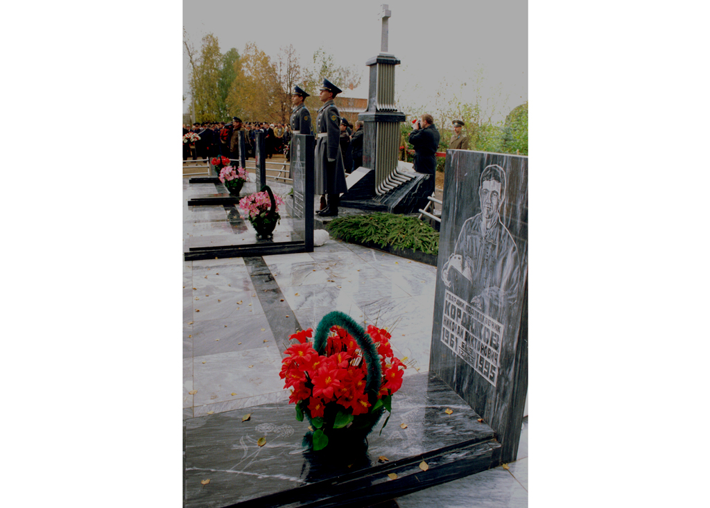 Открытие памятника в посёлке Кубинка в Новом Городке русским лётчикам, погибшим 12 декабря 1995 года в авиакатастрофе во Вьетнаме.