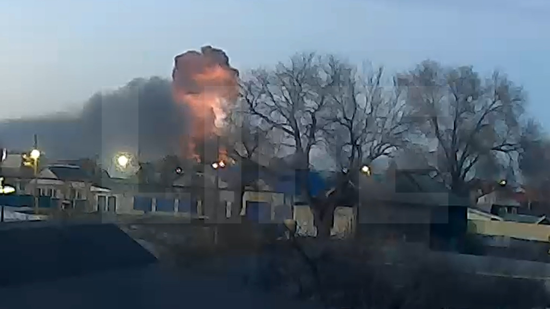 Тушат двумя поездами: один человек пострадал в крупном пожаре на складе резины под Самарой — видео