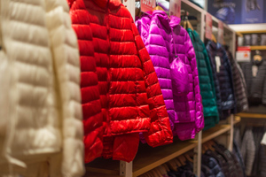 Не забыть про пакетики от моли: эксперт объяснила, как правильно хранить зимнюю одежду