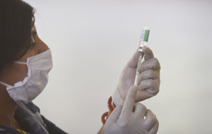 Европейский регулятор признал образование тромбов из-за вакцины AstraZeneca