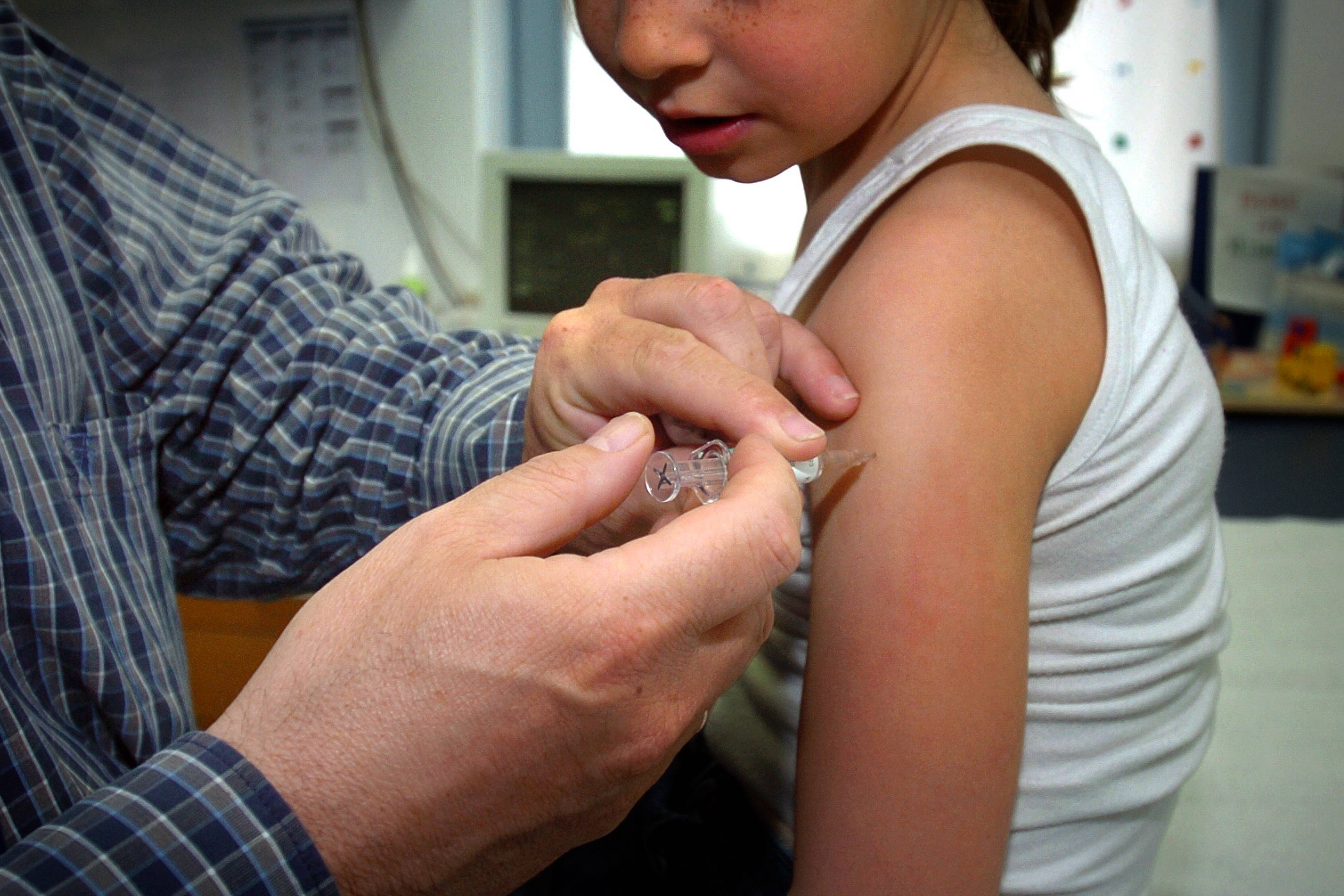 AstraZeneca прекратила испытания на детях после подтверждения связи между вакциной и тромбозом