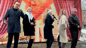 "Я не человек, что ли?" Депутат Госдумы исполнил песню Шатунова на фоне старого дома на Урале