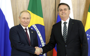 Путин и Болсонару обсудили по телефону поставки "Спутника V" в Бразилию