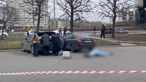 Неизвестный с ножом атаковал людей у отеля в Петербурге — видео