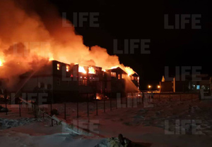 Отец вынес малышей из огня, но спасти их не удалось: четыре человека погибли в страшном пожаре в Якутии — видео