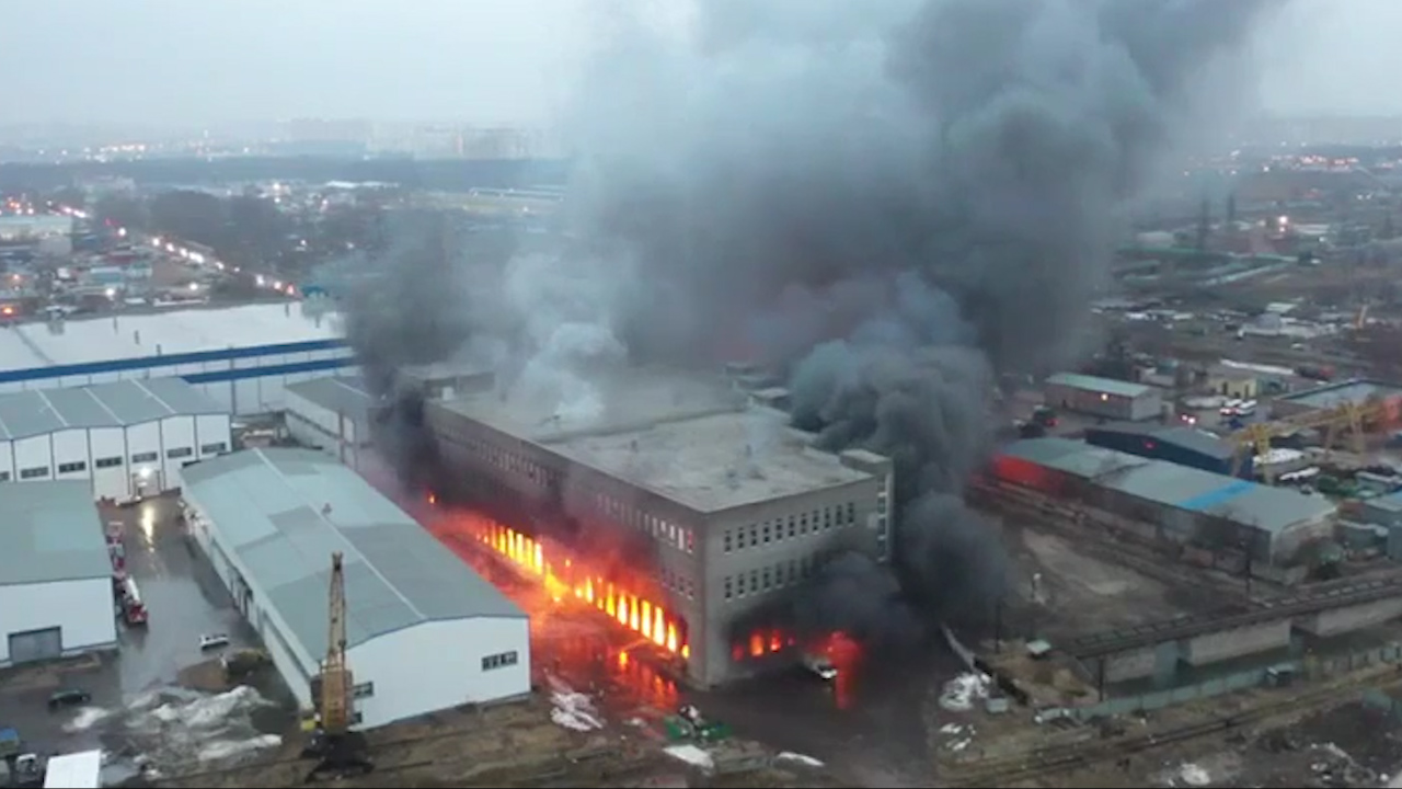 Крупный пожар охватил шесть тысяч квадратов склада с бытовой химией в Люберцах — видео