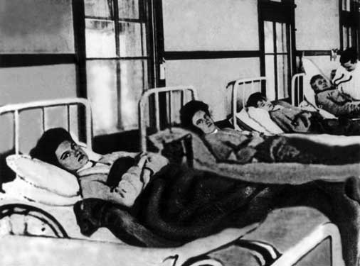 Негодующая Мэри Маллон (на левой кровати) в госпитале, во время своего первого карантина. Фото © wikipedia