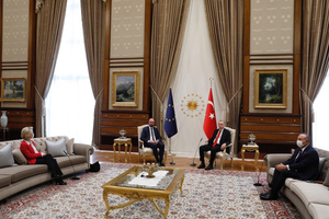 Советник Эрдогана отказался считать унижением нехватку стула для главы Еврокомиссии