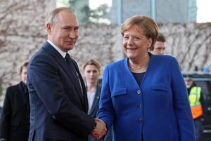 "Заинтересованы в урегулировании": Политолог назвал переговоры Путина и Меркель сигналом для Украины