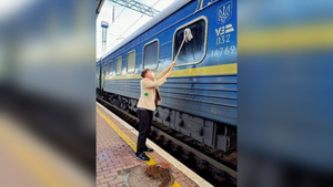 Путешествие в украинском поезде вынудило датчанина драить шваброй окна состава
