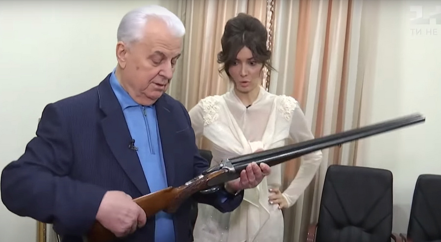 Леонид Кравчук и его ружьё. Скриншот © YouTube / ТСН
