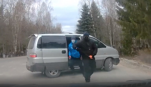 Боевик из Пскова: неизвестные в масках расстреляли машину ритуальщика возле кладбища — видео