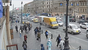 В центре Петербурга отвалившаяся от дома лепнина чуть не проломила голову прохожему — видео