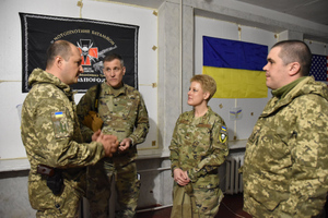 Военный атташе из США приехала в Донбасс в форме с надписью "Украина или смерть"
